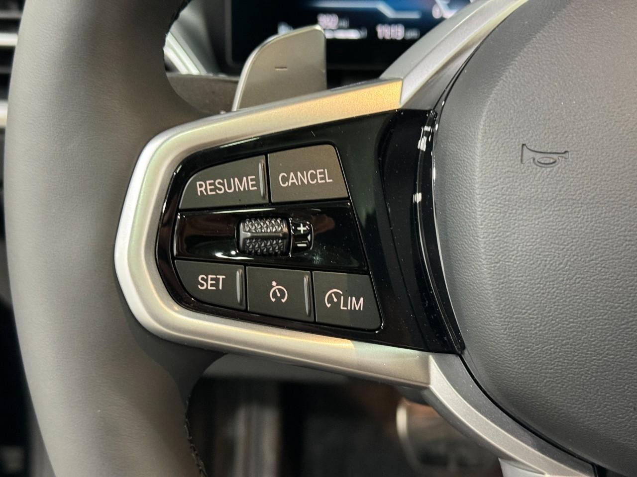 BMW 2 Series Vehicle Full-screen Gallery Image 30