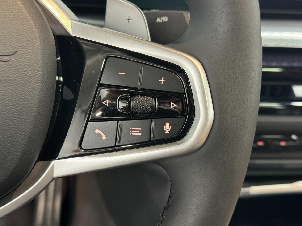 BMW 2 Series Vehicle Full-screen Gallery Image 31