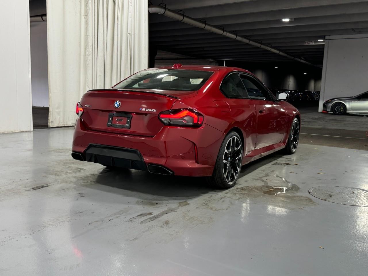 BMW 2 Series Vehicle Full-screen Gallery Image 4