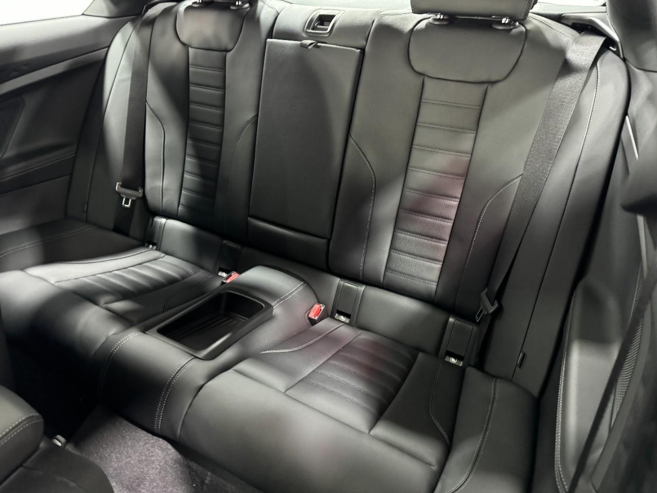 BMW 2 Series Vehicle Full-screen Gallery Image 8