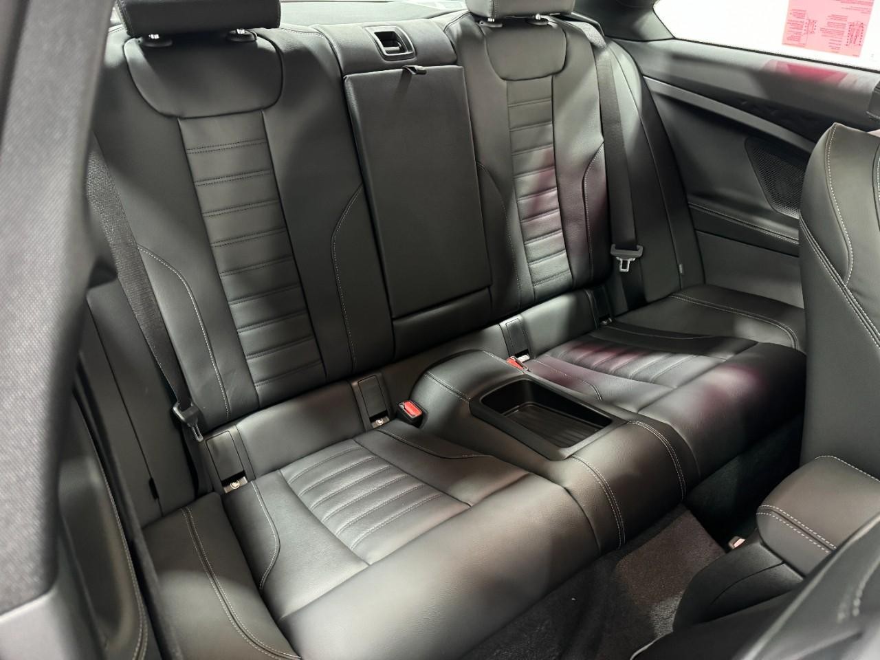 BMW 2 Series Vehicle Full-screen Gallery Image 10