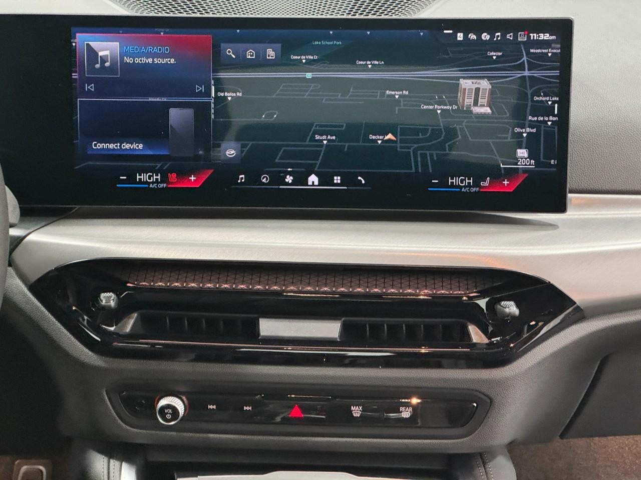 BMW 2 Series Vehicle Full-screen Gallery Image 14