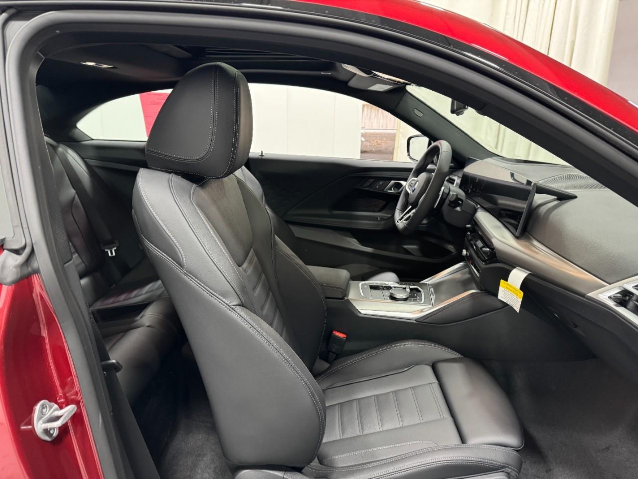 BMW 2 Series Vehicle Full-screen Gallery Image 17