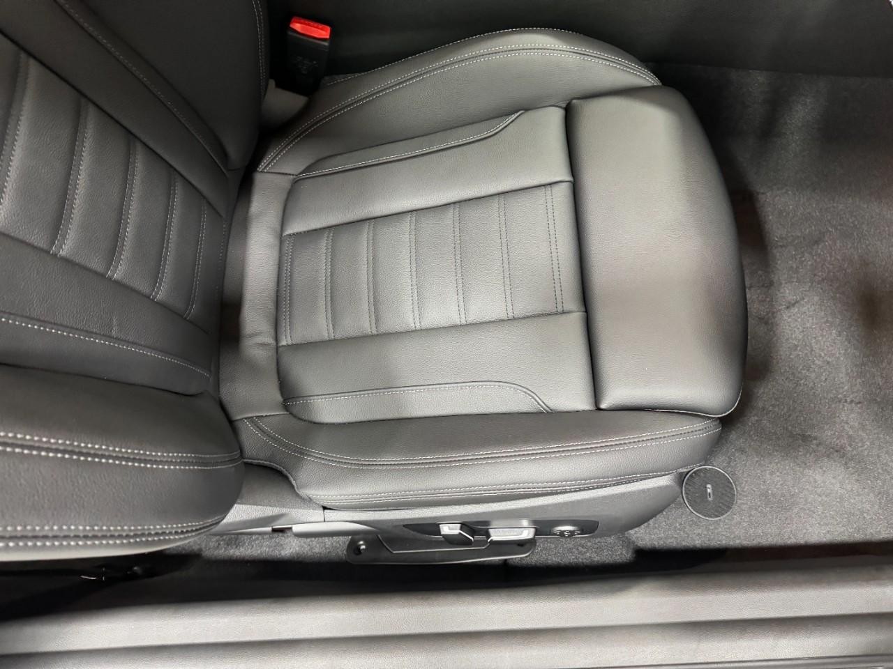 BMW 2 Series Vehicle Full-screen Gallery Image 18