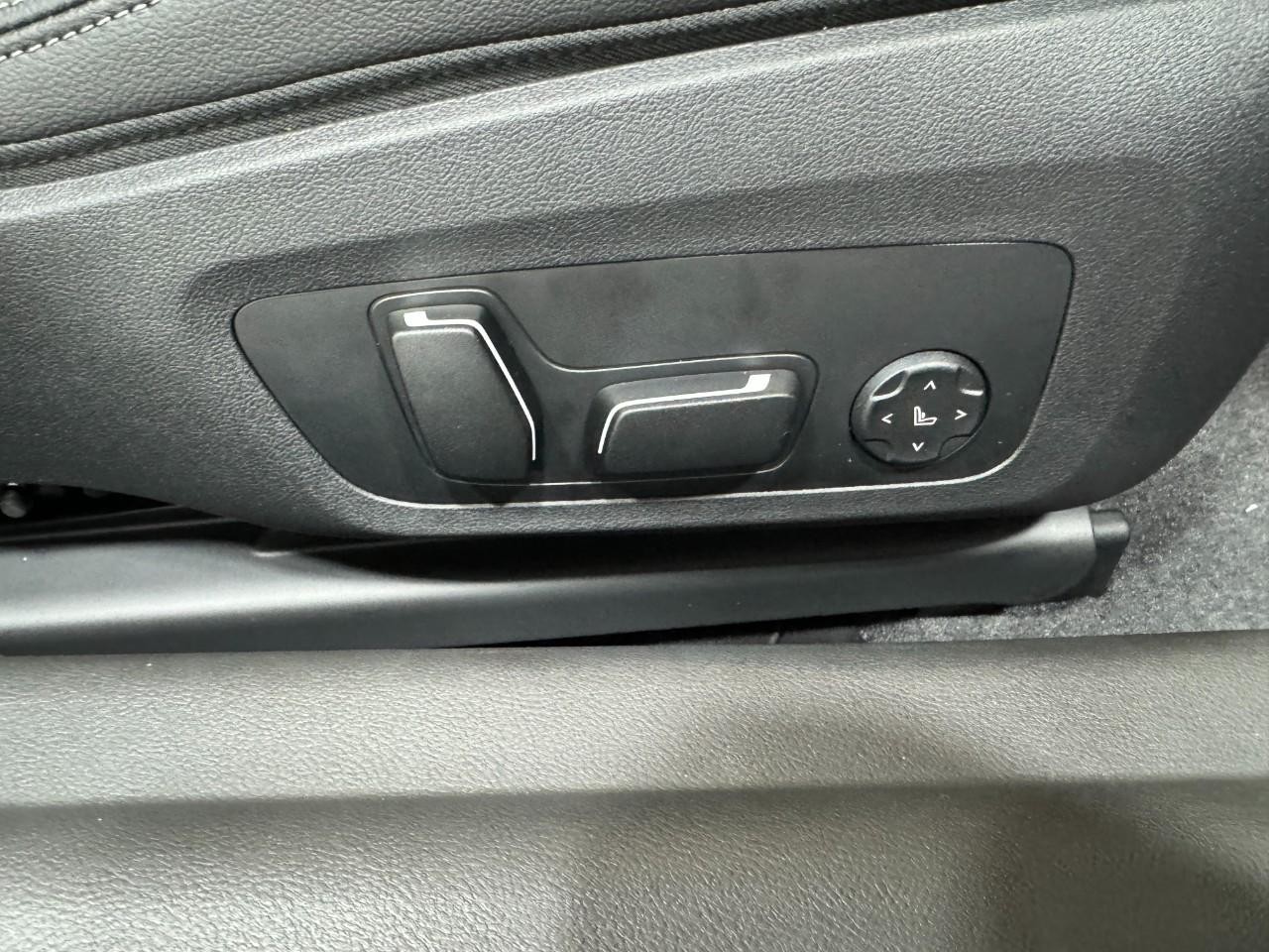 BMW 2 Series Vehicle Full-screen Gallery Image 19