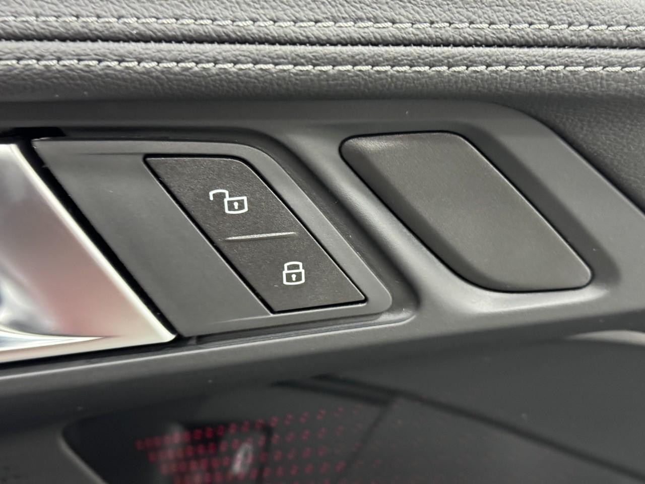 BMW 2 Series Vehicle Full-screen Gallery Image 20