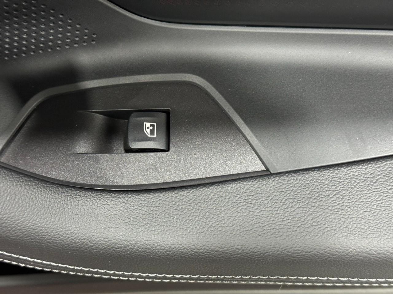 BMW 2 Series Vehicle Full-screen Gallery Image 21