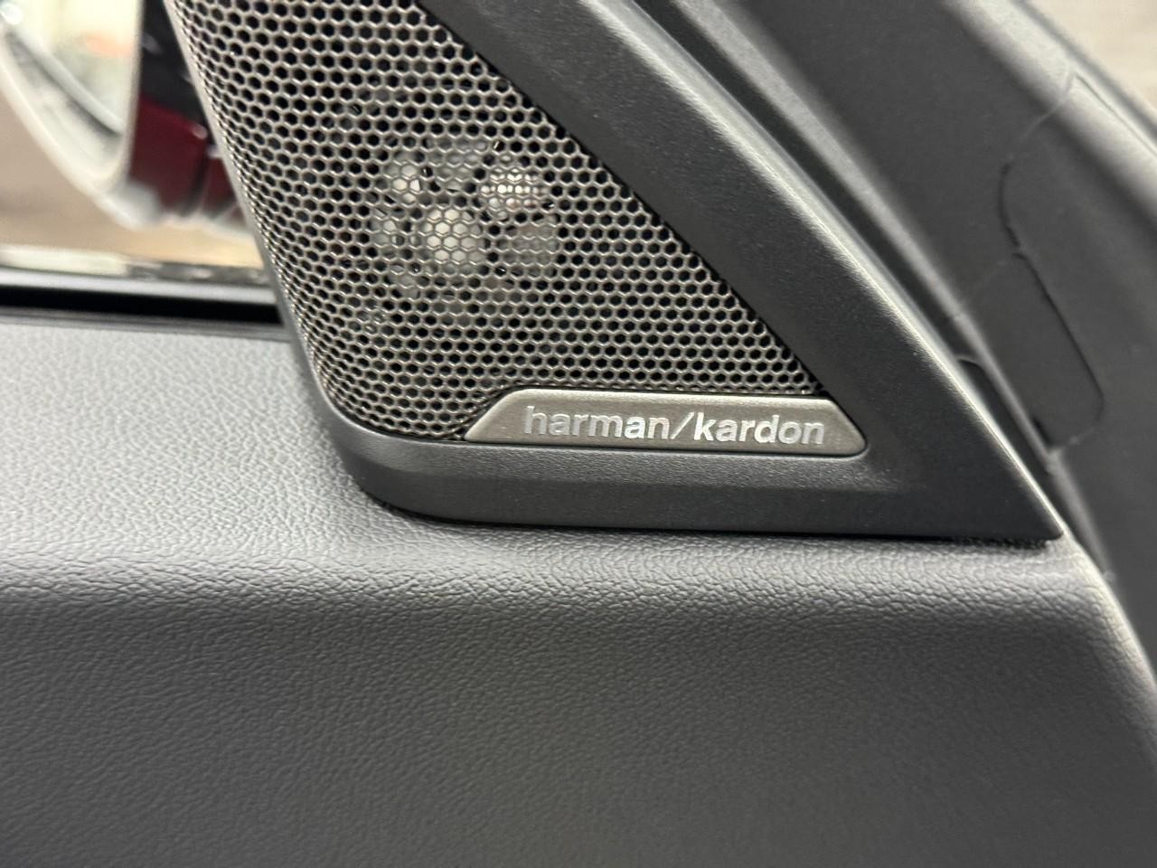 BMW 2 Series Vehicle Full-screen Gallery Image 22