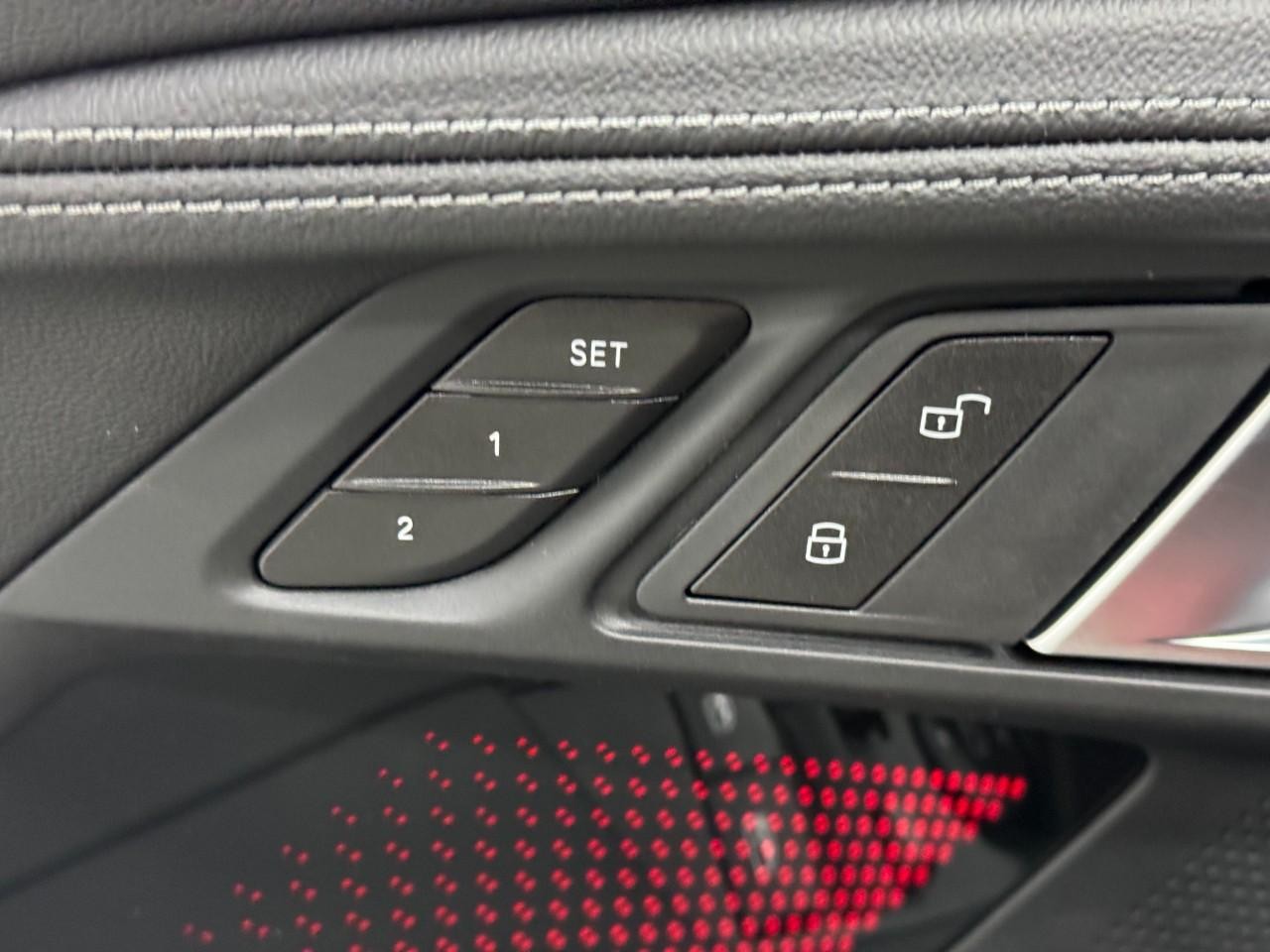 BMW 2 Series Vehicle Full-screen Gallery Image 23