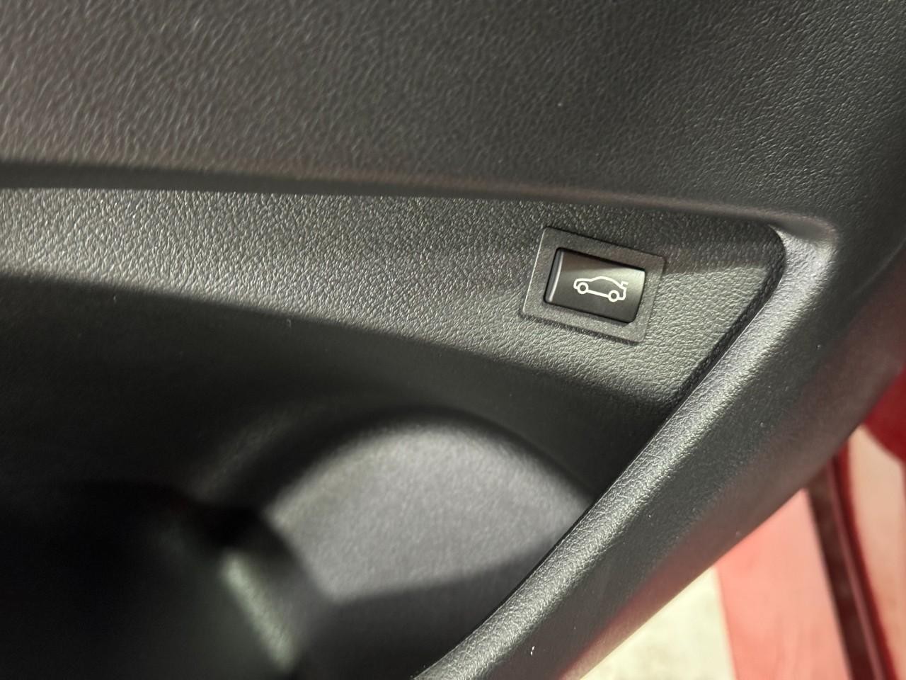 BMW 2 Series Vehicle Full-screen Gallery Image 25