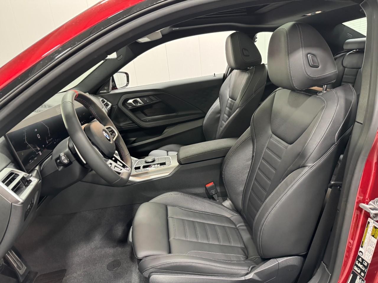 BMW 2 Series Vehicle Full-screen Gallery Image 26