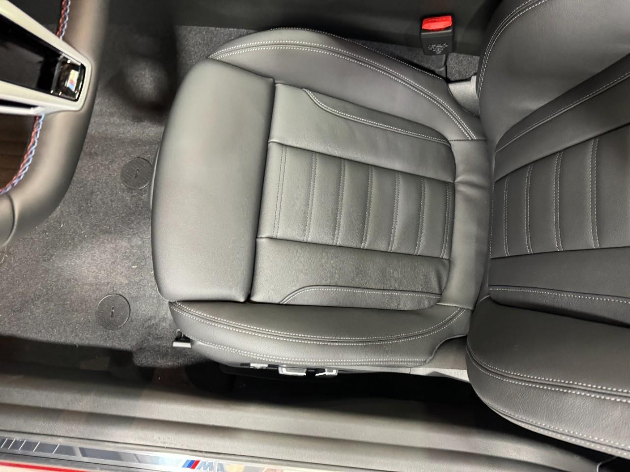 BMW 2 Series Vehicle Full-screen Gallery Image 27