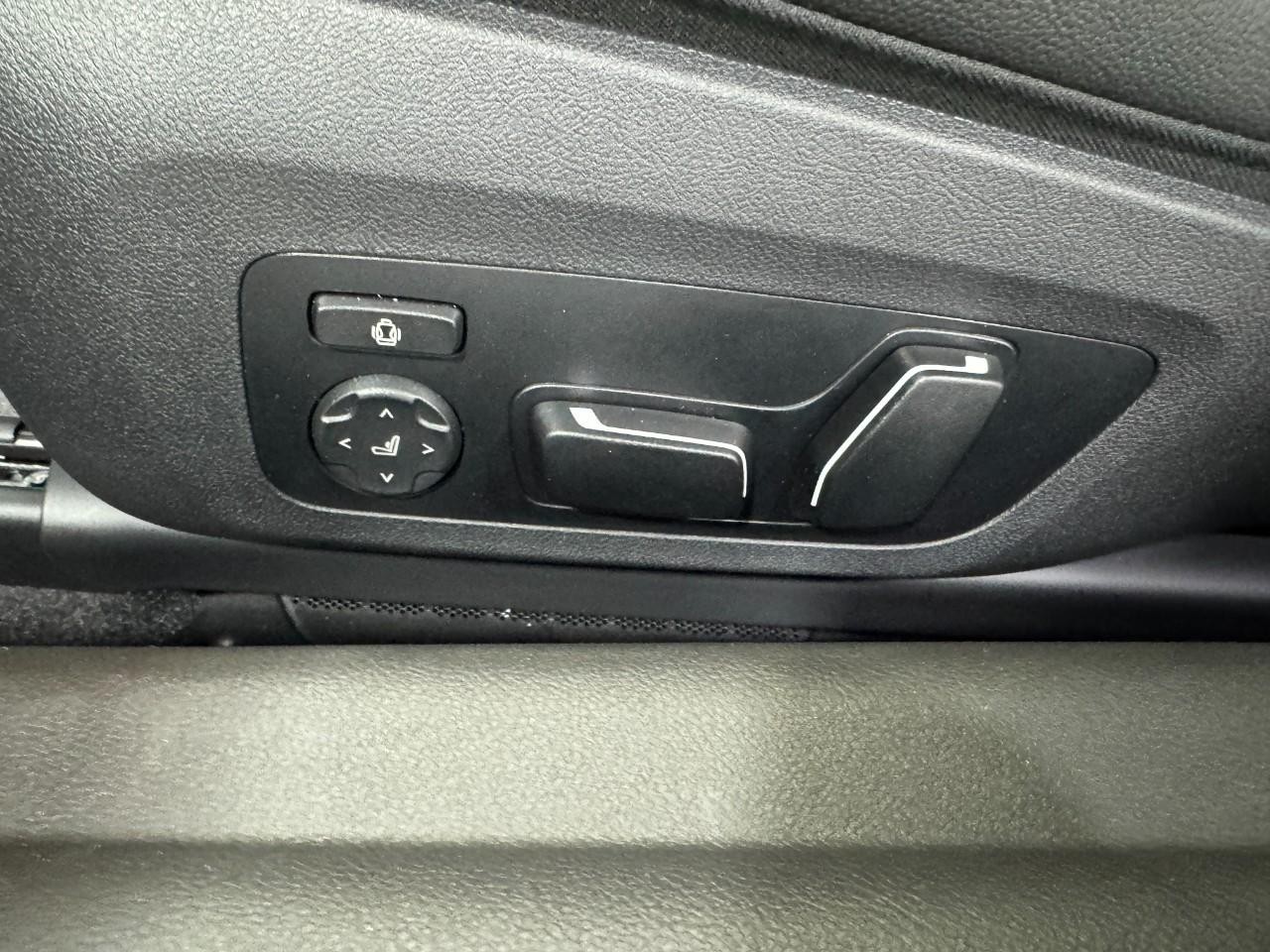 BMW 2 Series Vehicle Full-screen Gallery Image 28