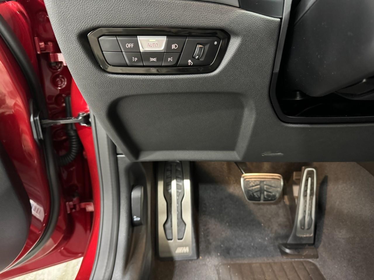 BMW 2 Series Vehicle Full-screen Gallery Image 29