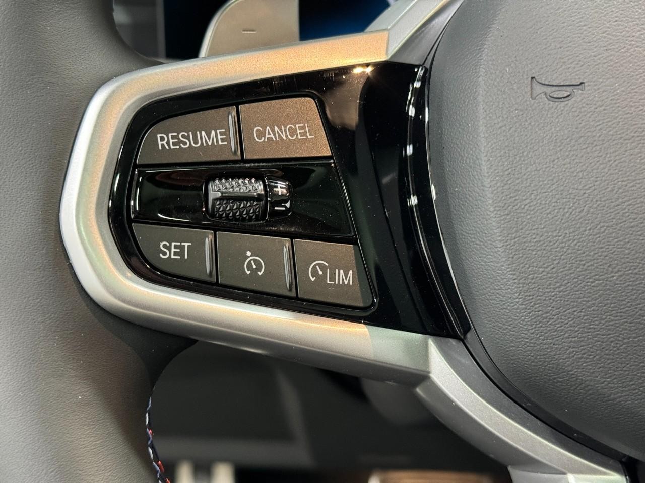 BMW 2 Series Vehicle Full-screen Gallery Image 30