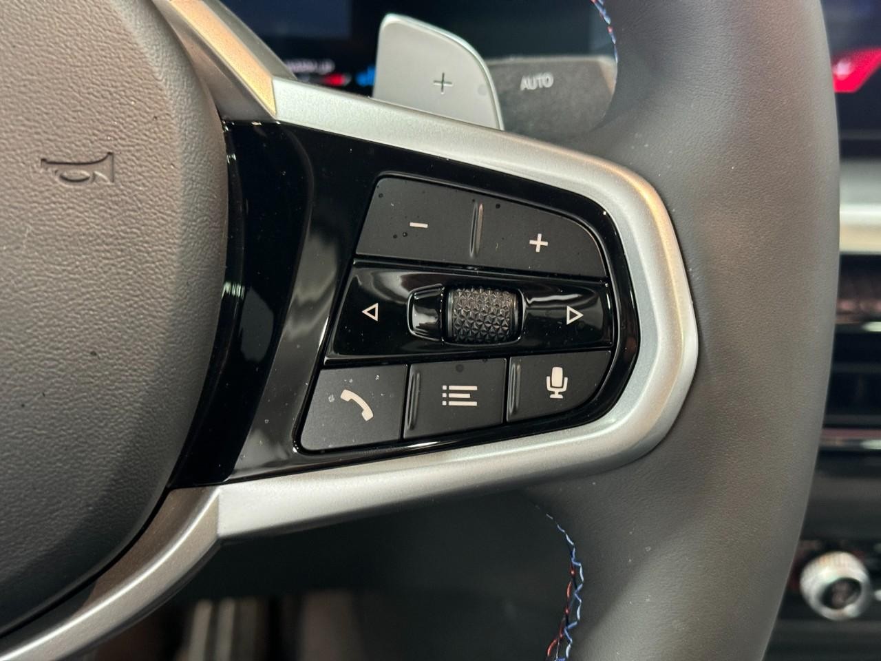 BMW 2 Series Vehicle Full-screen Gallery Image 31