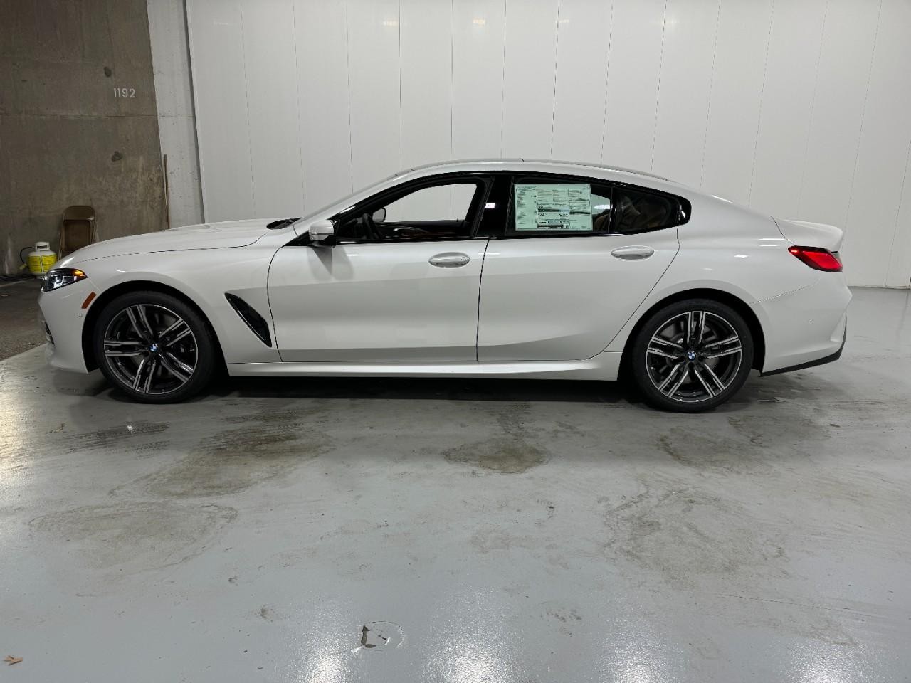 BMW 8 Series Vehicle Full-screen Gallery Image 2