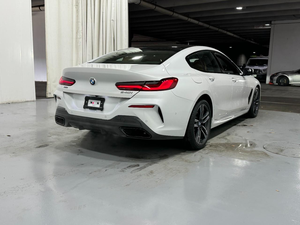 BMW 8 Series Vehicle Full-screen Gallery Image 4