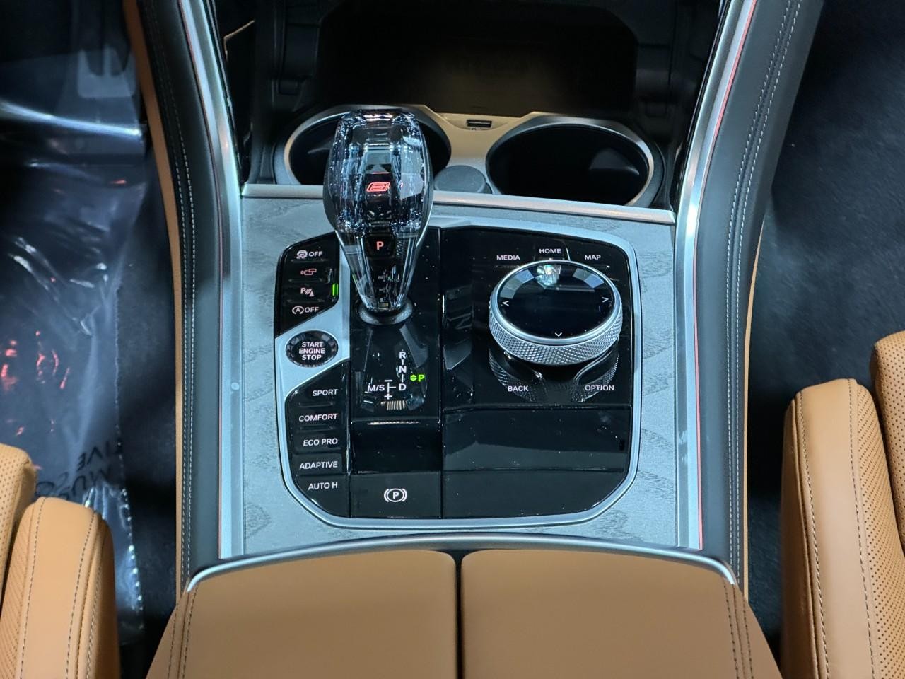 BMW 8 Series Vehicle Full-screen Gallery Image 17