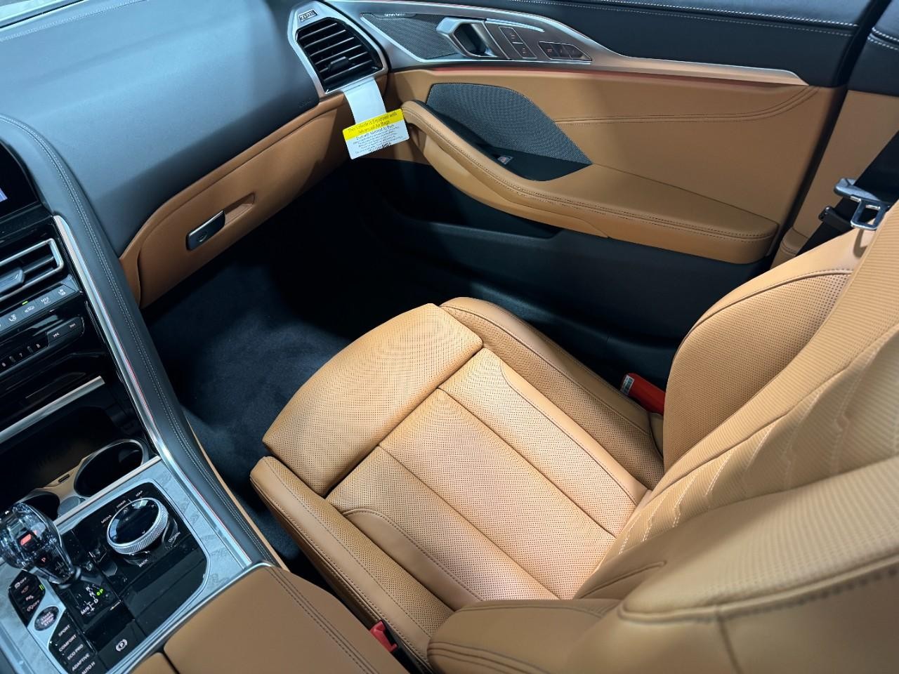 BMW 8 Series Vehicle Full-screen Gallery Image 18