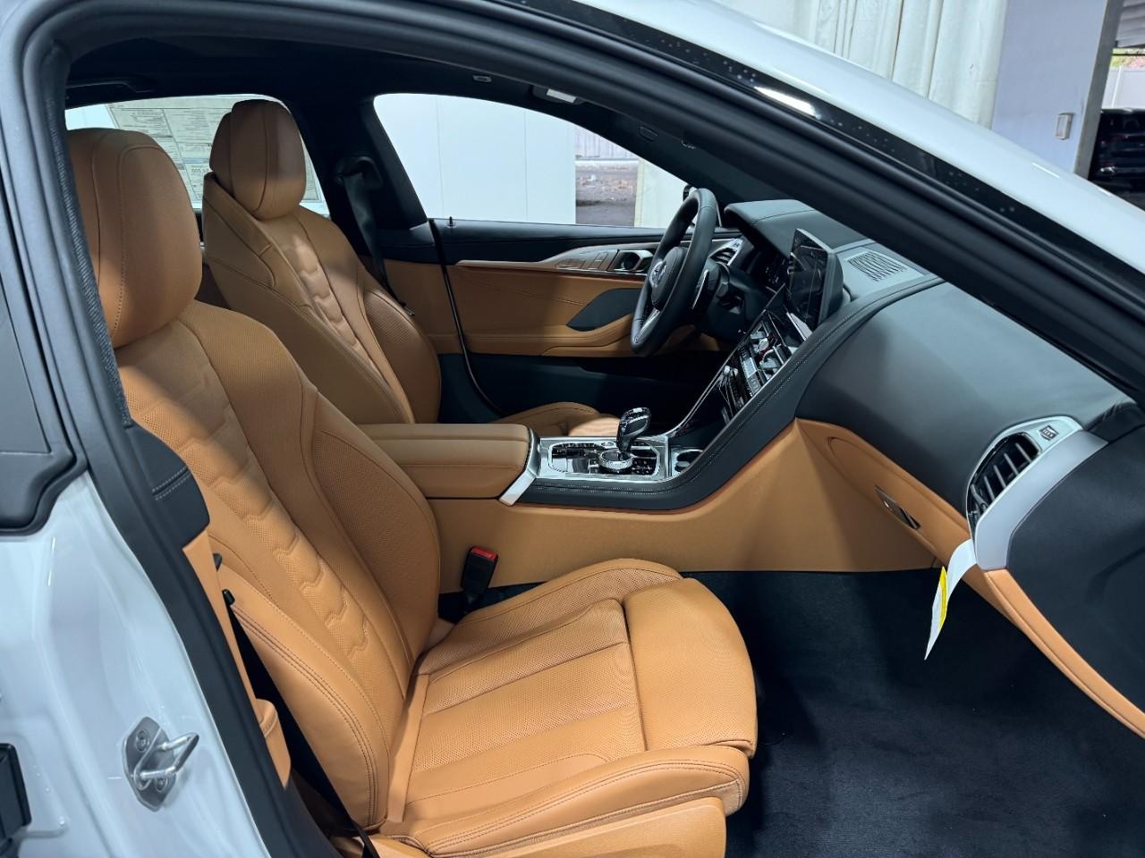 BMW 8 Series Vehicle Full-screen Gallery Image 19