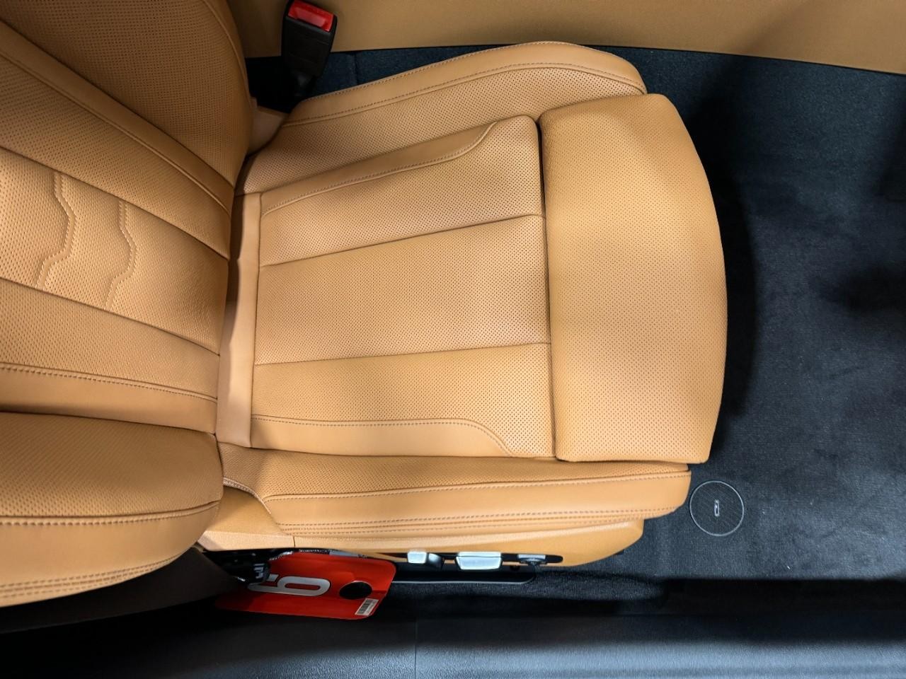 BMW 8 Series Vehicle Full-screen Gallery Image 20