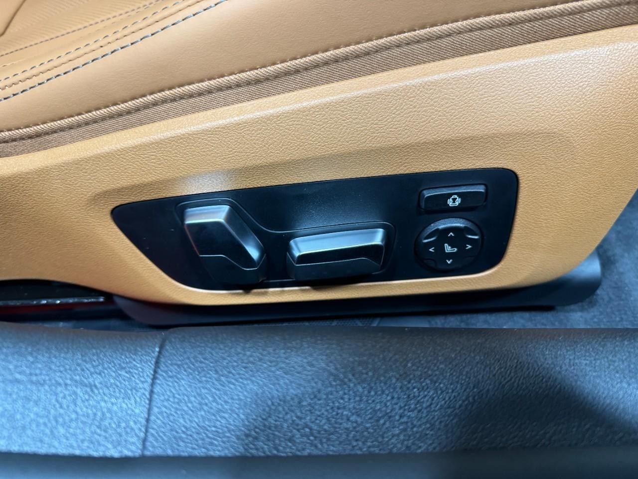 BMW 8 Series Vehicle Full-screen Gallery Image 21