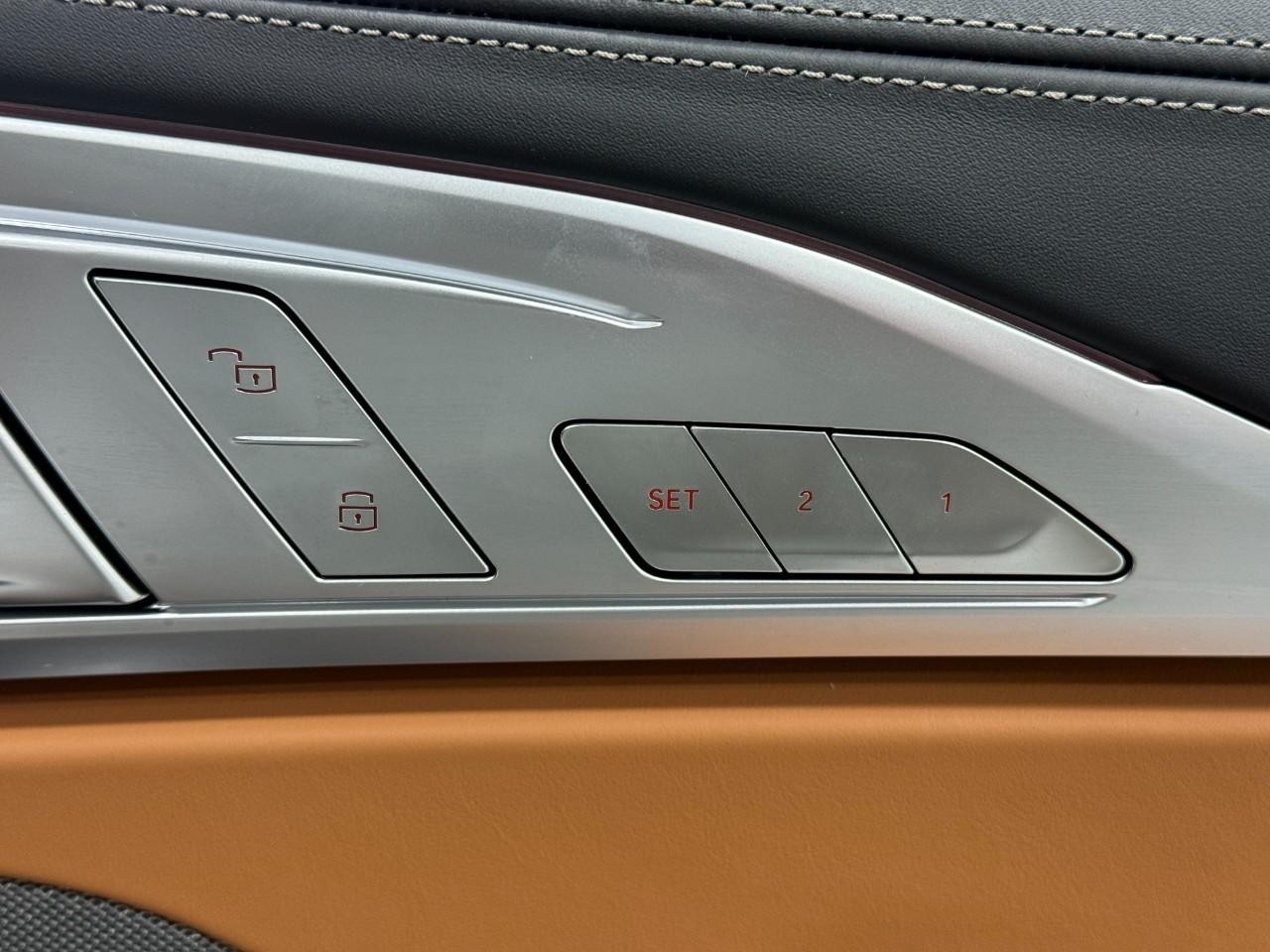 BMW 8 Series Vehicle Full-screen Gallery Image 22