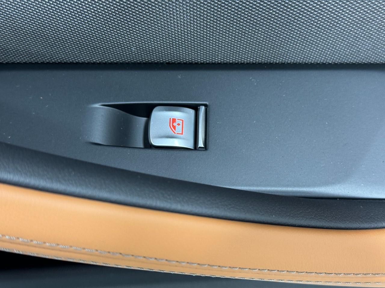 BMW 8 Series Vehicle Full-screen Gallery Image 23