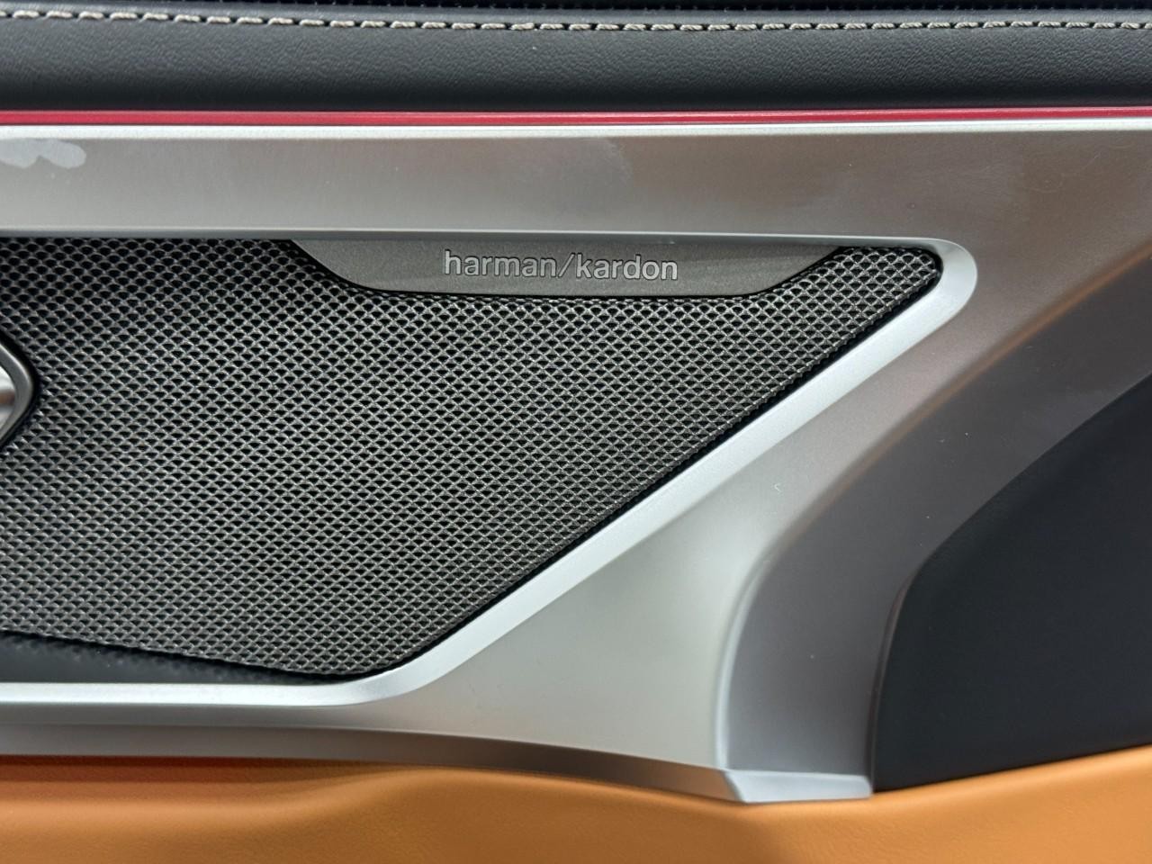 BMW 8 Series Vehicle Full-screen Gallery Image 24