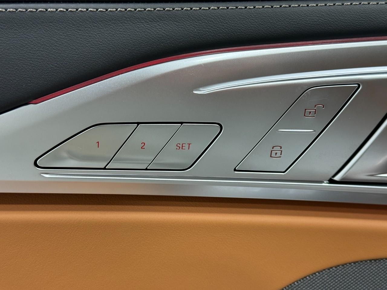 BMW 8 Series Vehicle Full-screen Gallery Image 25