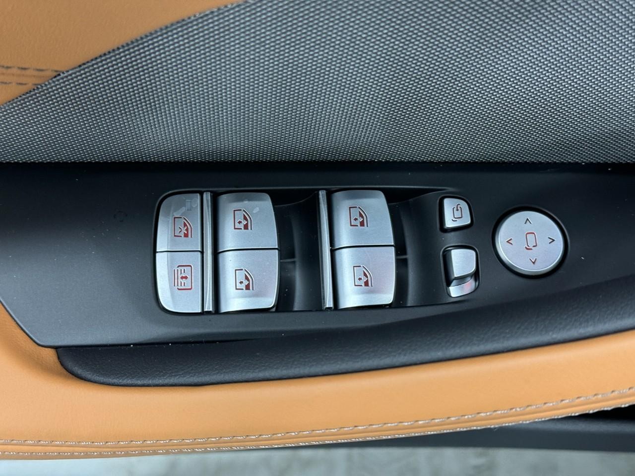 BMW 8 Series Vehicle Full-screen Gallery Image 26