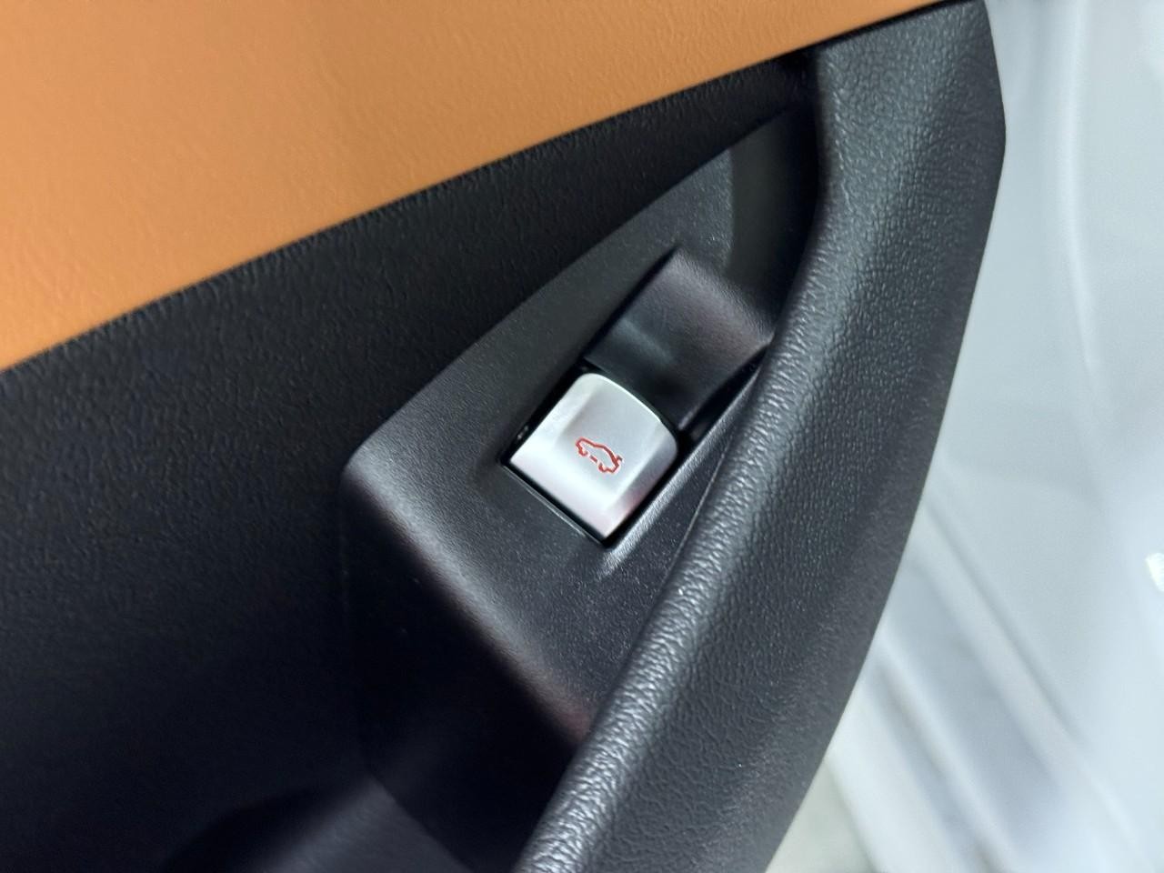 BMW 8 Series Vehicle Full-screen Gallery Image 27