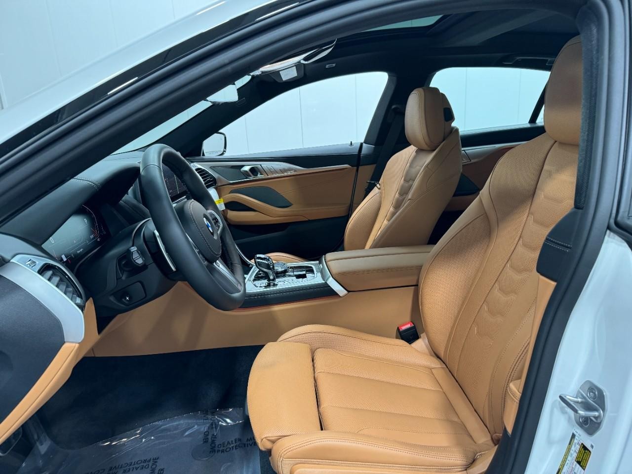 BMW 8 Series Vehicle Full-screen Gallery Image 28