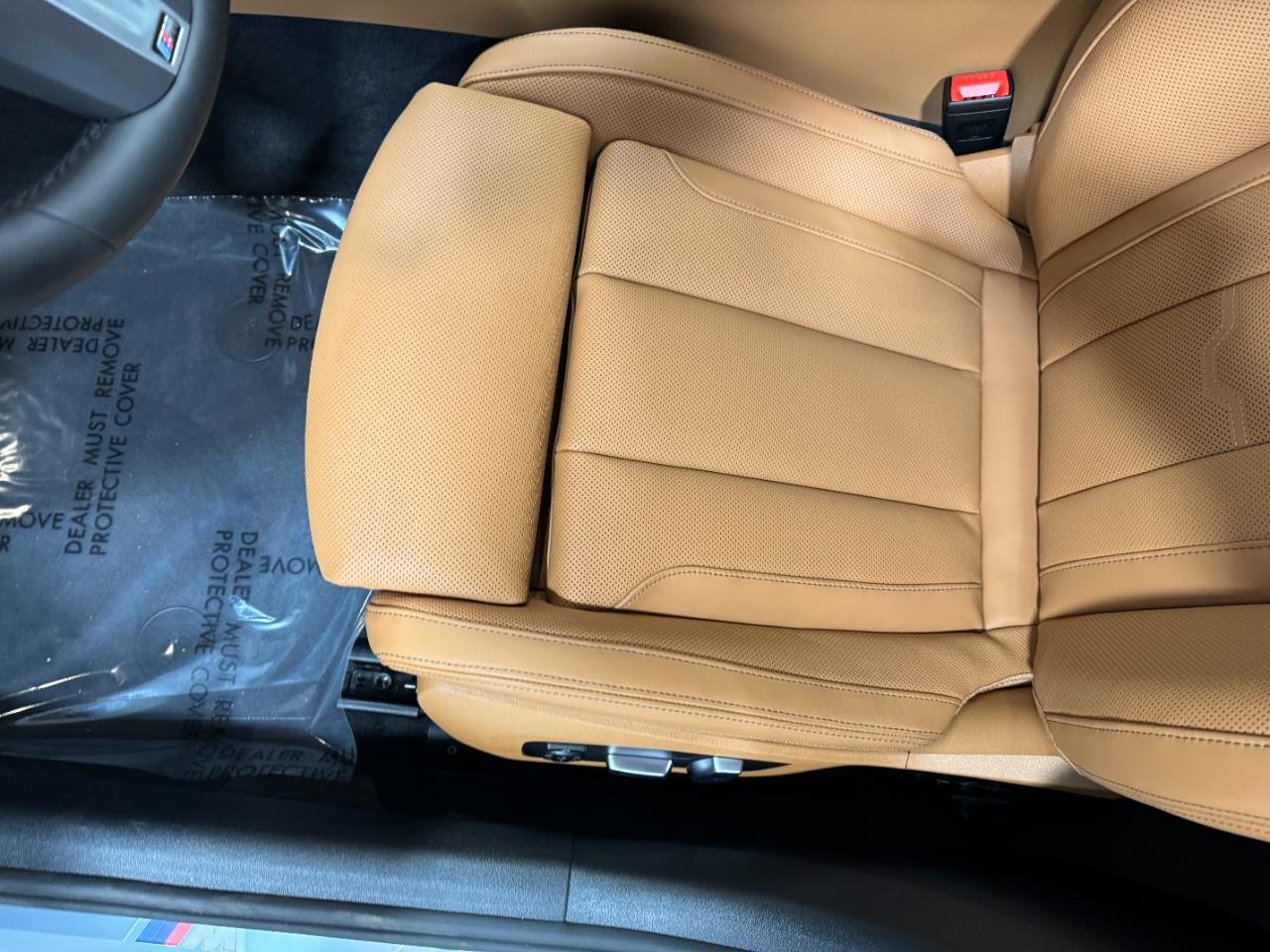 BMW 8 Series Vehicle Full-screen Gallery Image 29