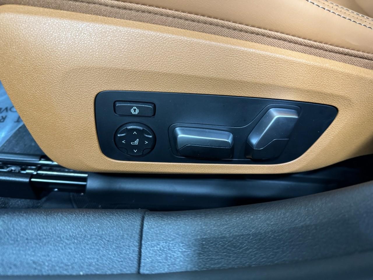 BMW 8 Series Vehicle Full-screen Gallery Image 30