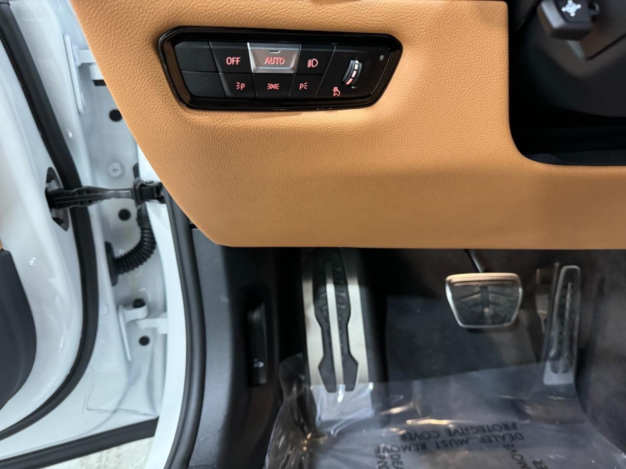 BMW 8 Series Vehicle Full-screen Gallery Image 31