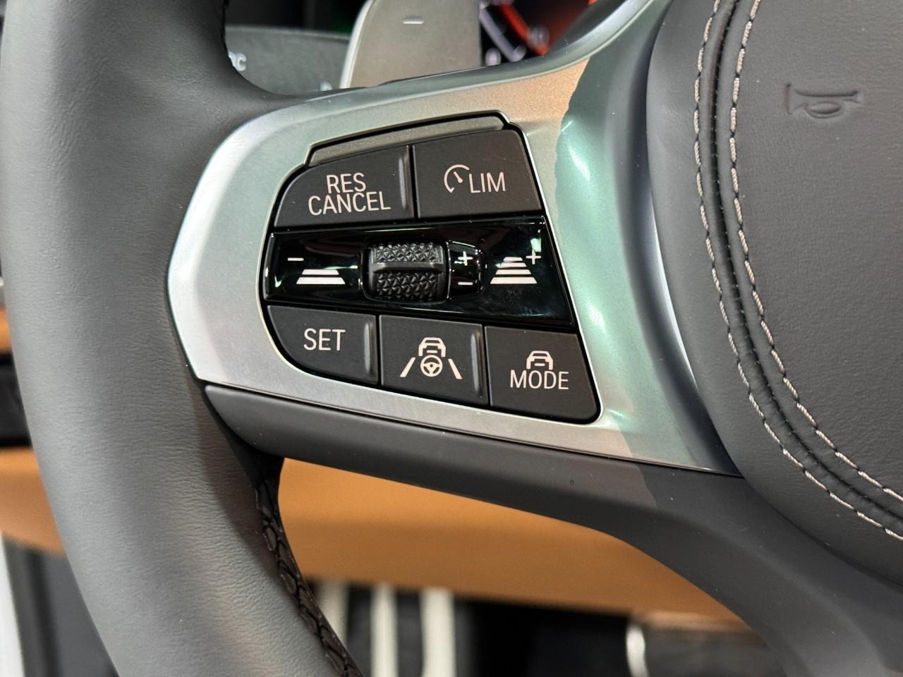 BMW 8 Series Vehicle Full-screen Gallery Image 32