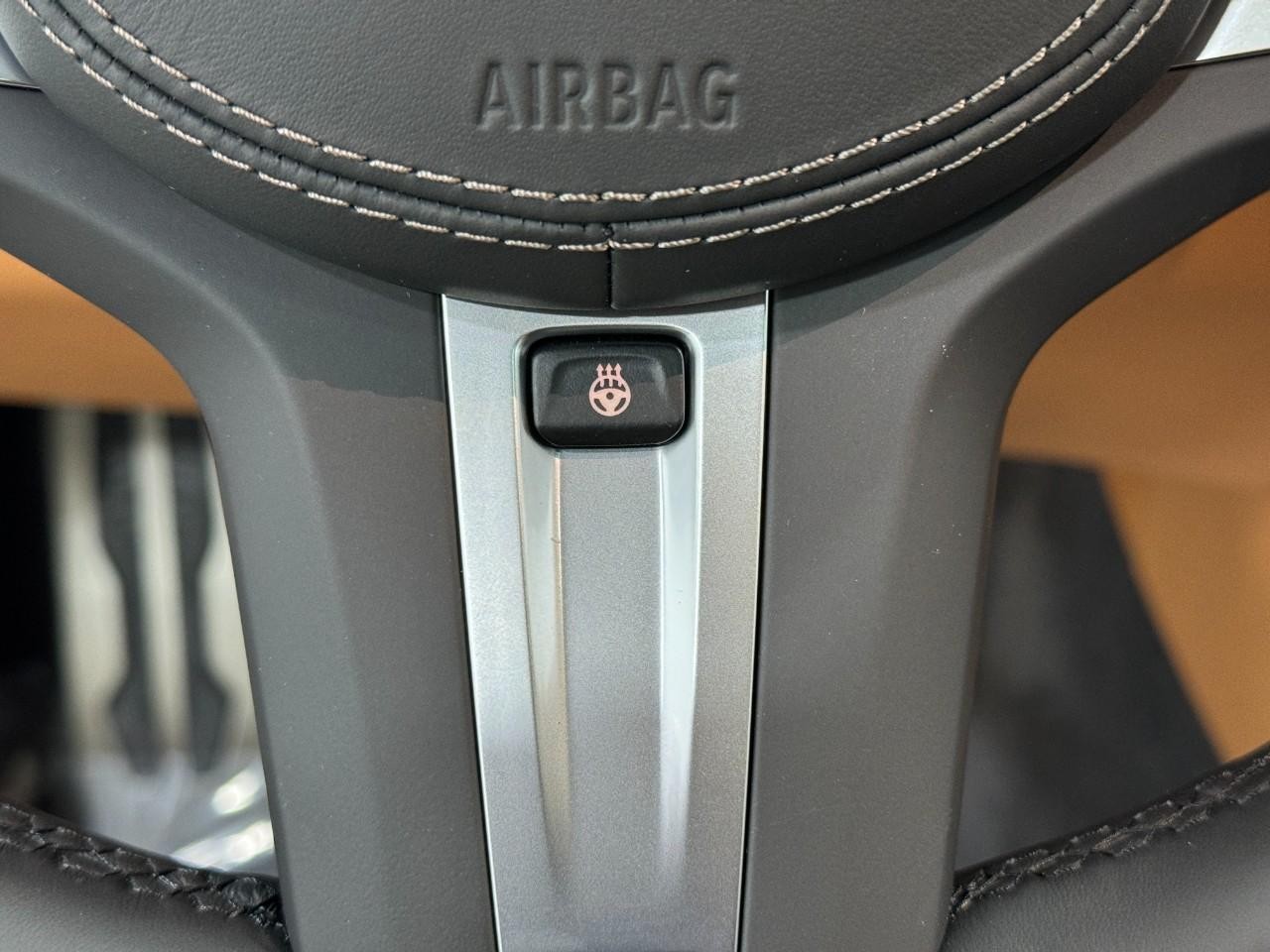 BMW 8 Series Vehicle Full-screen Gallery Image 34