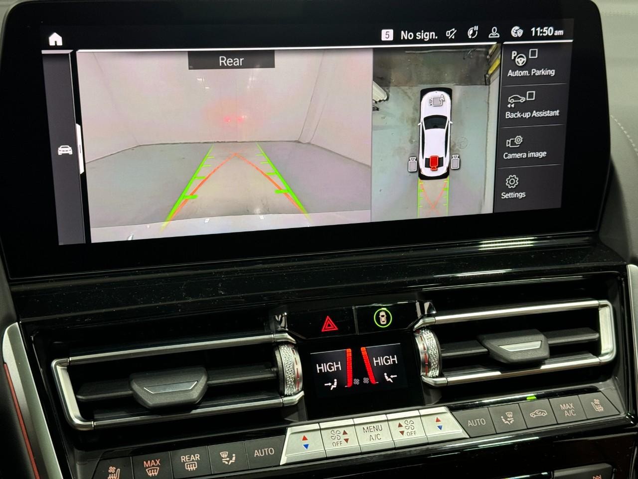 BMW 8 Series Vehicle Full-screen Gallery Image 36