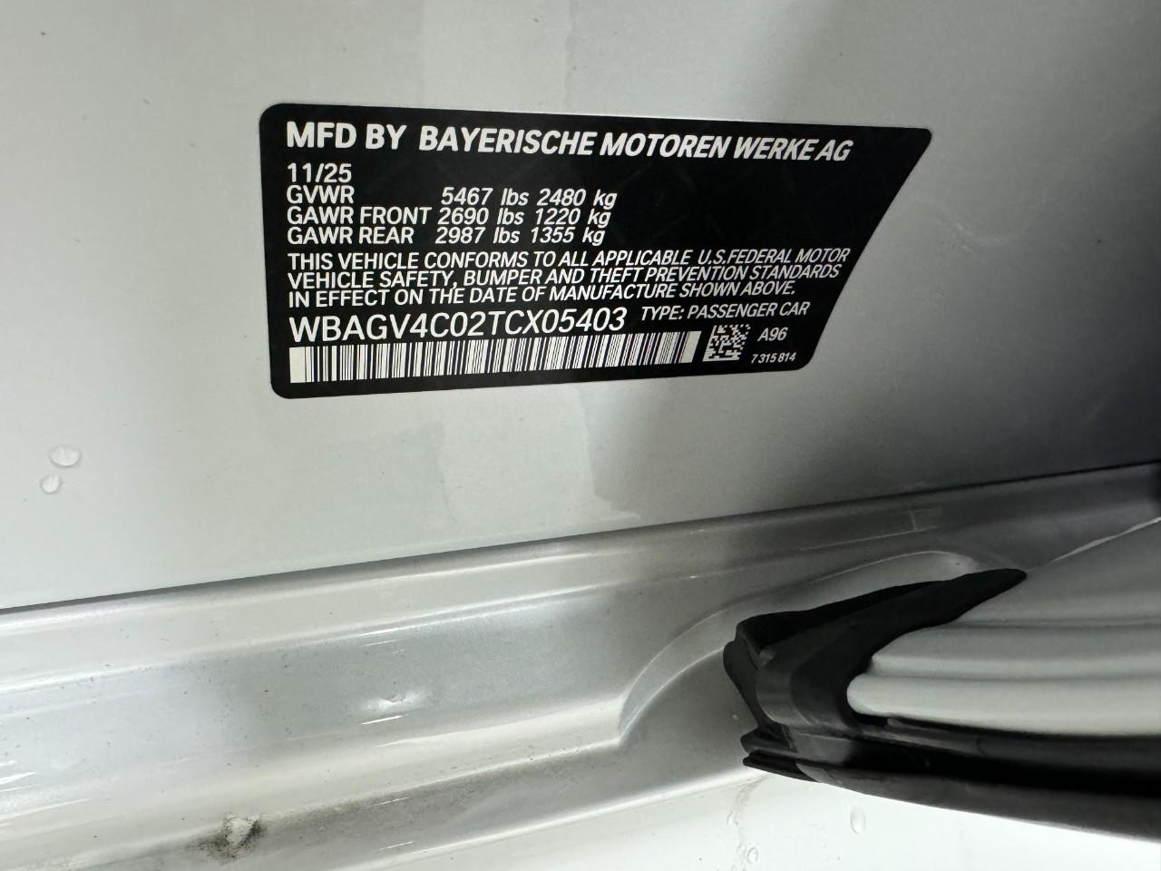 BMW 8 Series Vehicle Full-screen Gallery Image 37