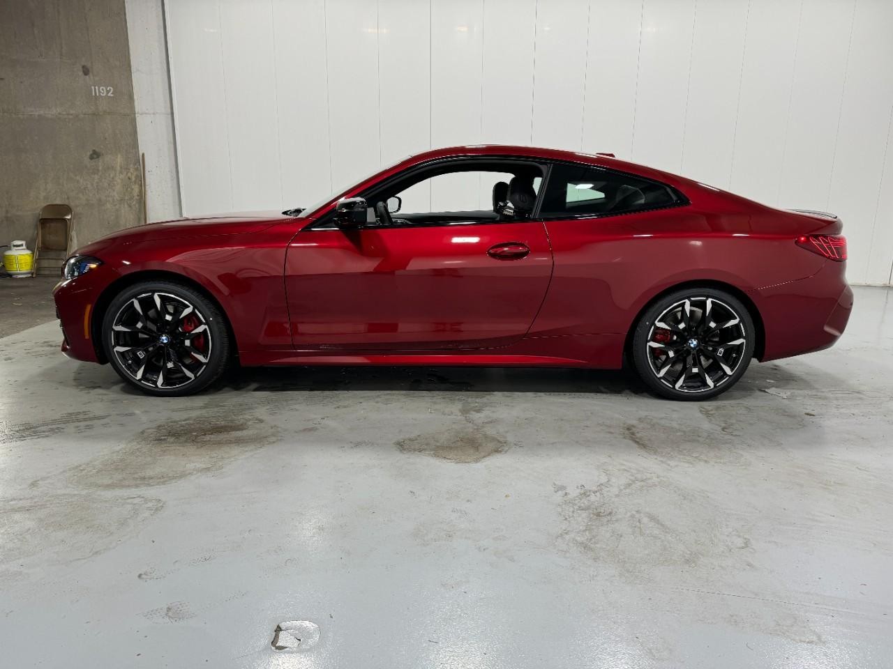 BMW 4 Series Vehicle Full-screen Gallery Image 2