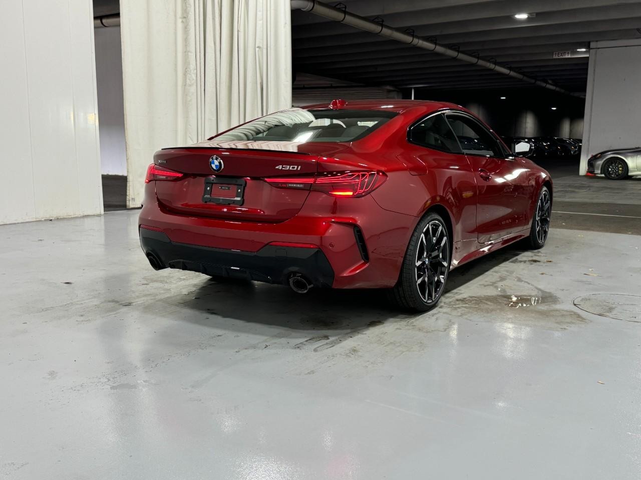 BMW 4 Series Vehicle Full-screen Gallery Image 4