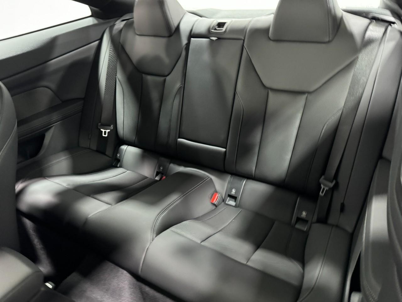 BMW 4 Series Vehicle Full-screen Gallery Image 8