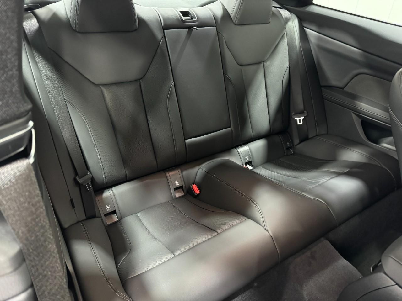 BMW 4 Series Vehicle Full-screen Gallery Image 10