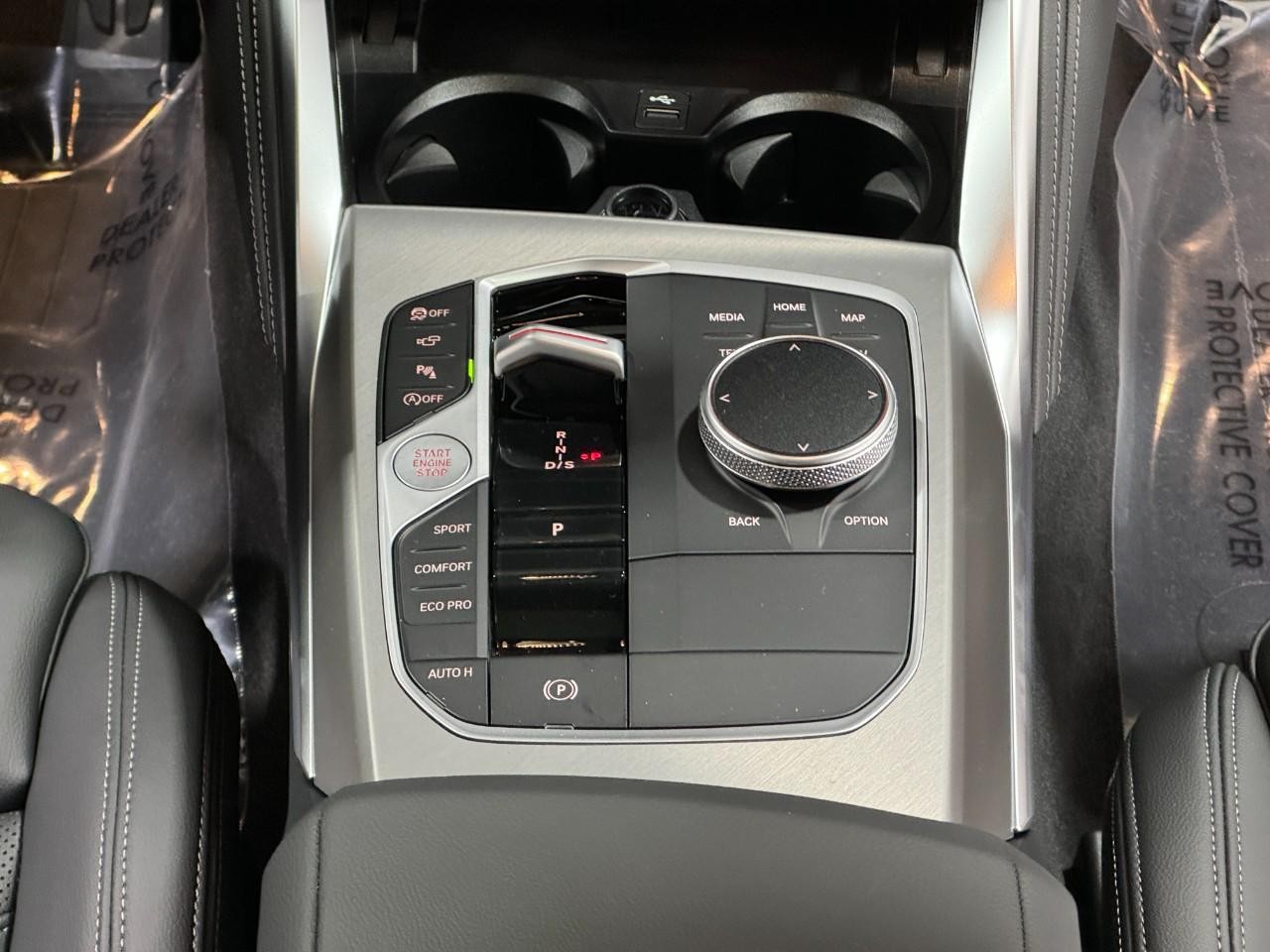 BMW 4 Series Vehicle Full-screen Gallery Image 15