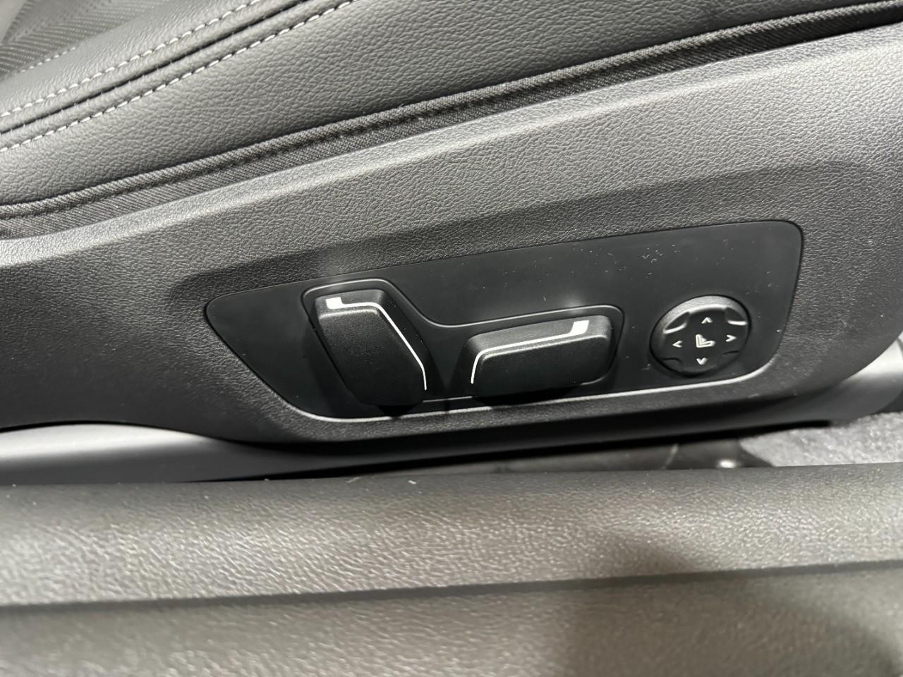 BMW 4 Series Vehicle Full-screen Gallery Image 19