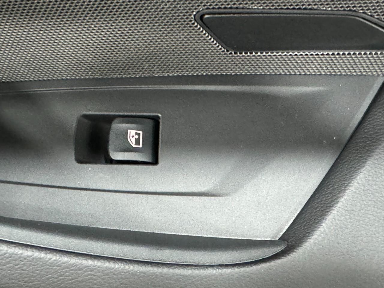 BMW 4 Series Vehicle Full-screen Gallery Image 21