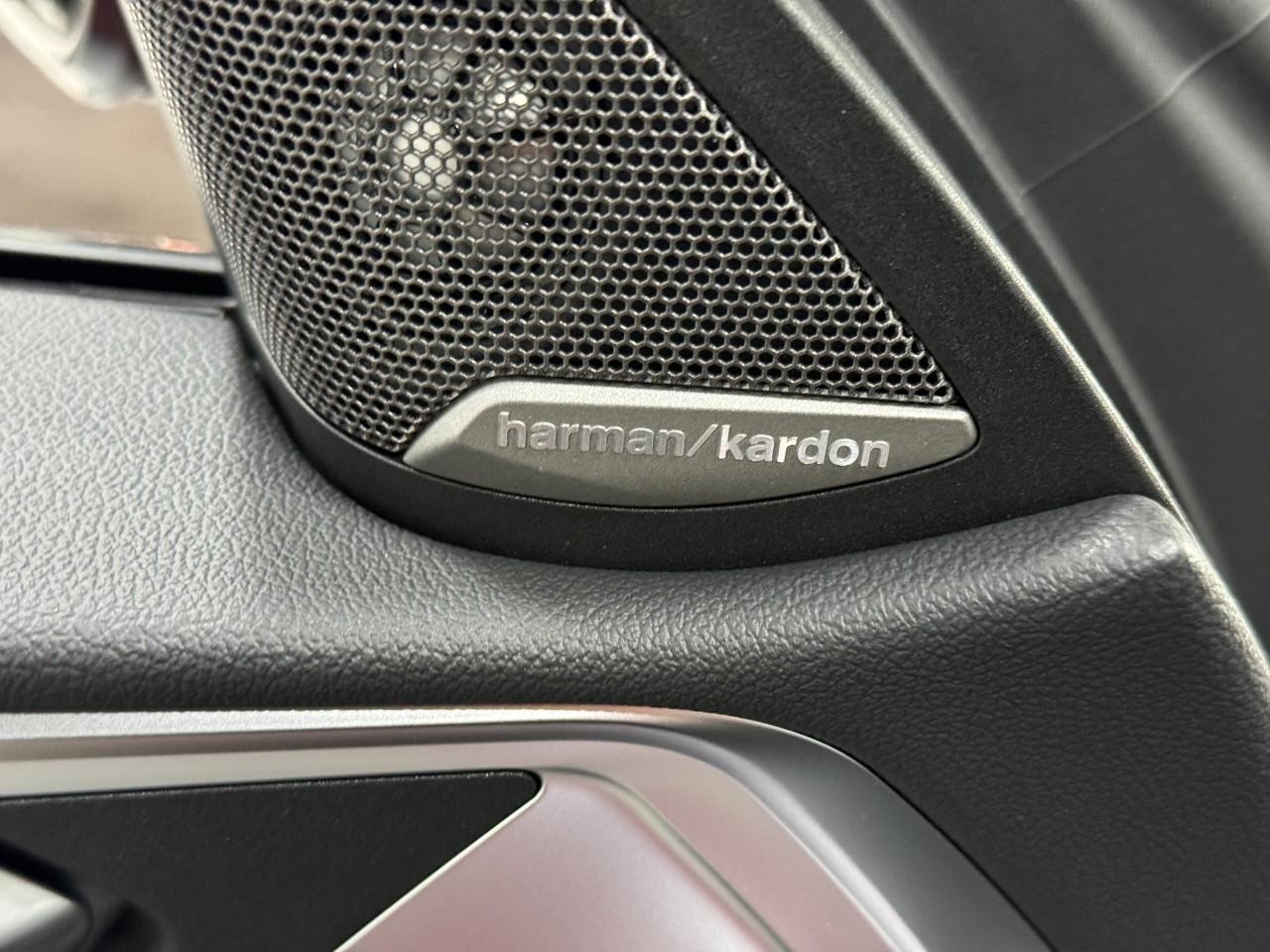 BMW 4 Series Vehicle Full-screen Gallery Image 22