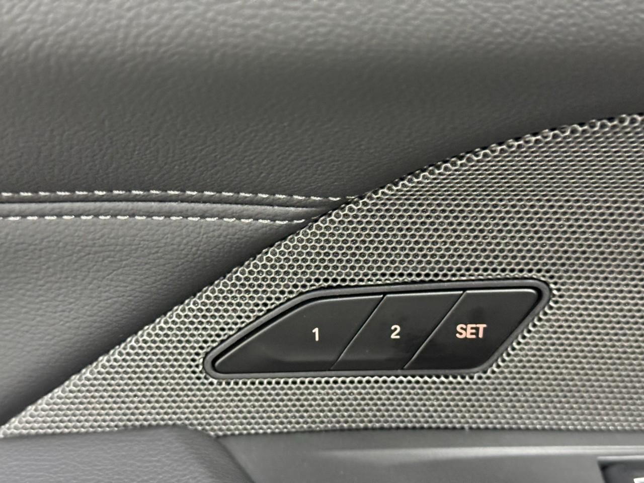 BMW 4 Series Vehicle Full-screen Gallery Image 24